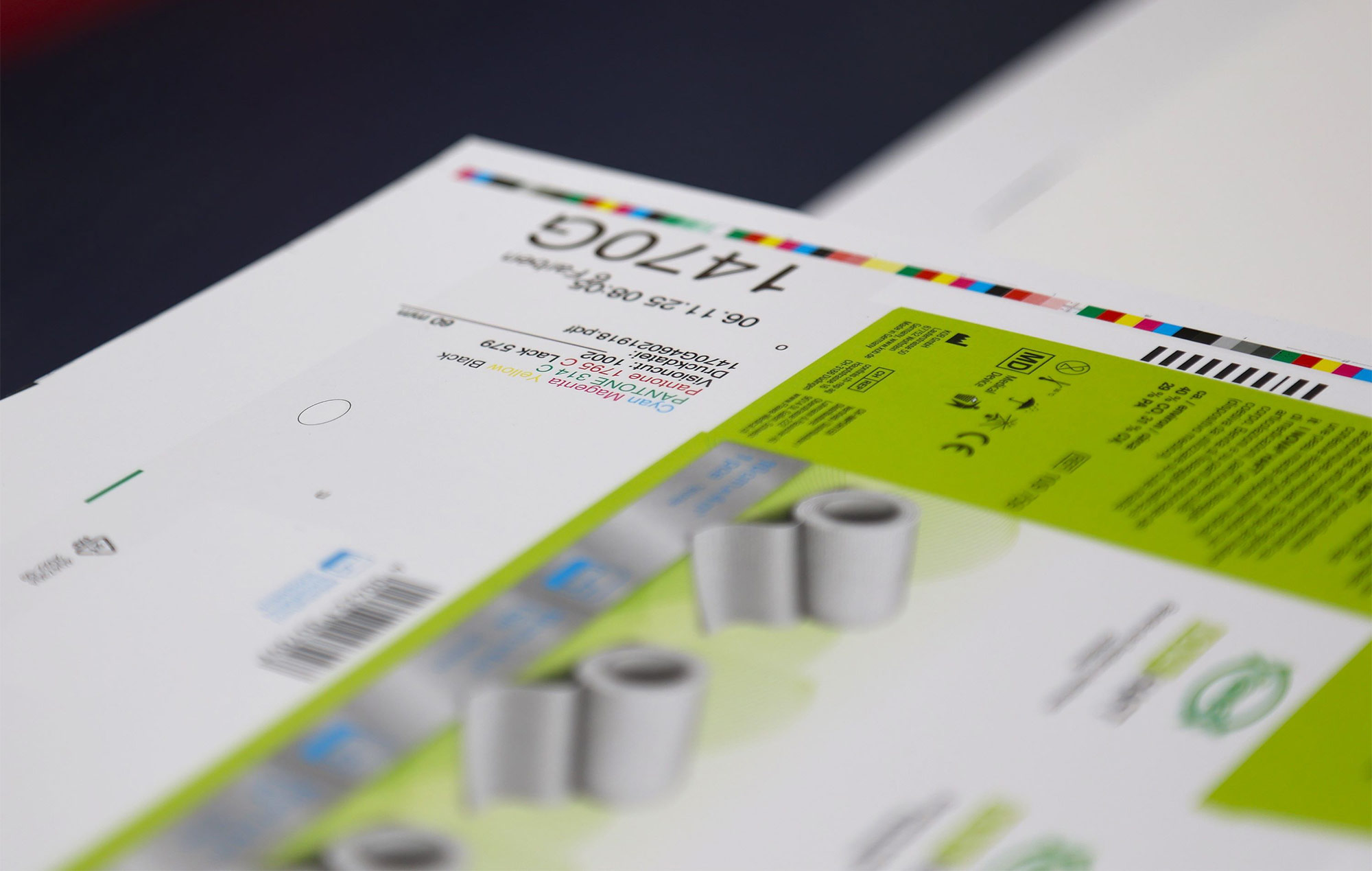 Druckbogen für Faltschachteln mit Farbkontrollstreifen und Verpackungsdesign während der Druckproduktion.